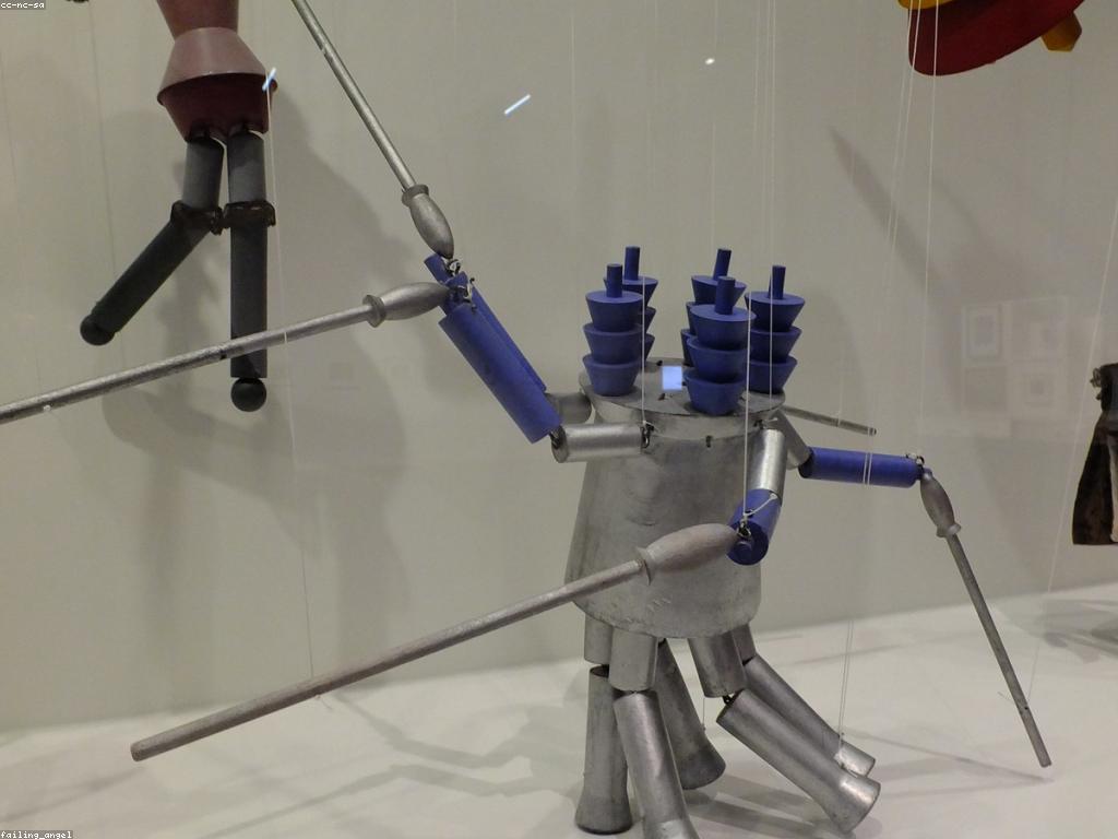 សិល្បៈនៃការស្លុតដៃ: ការប្រែប្រួលនៃអាថ៌កំបាំង